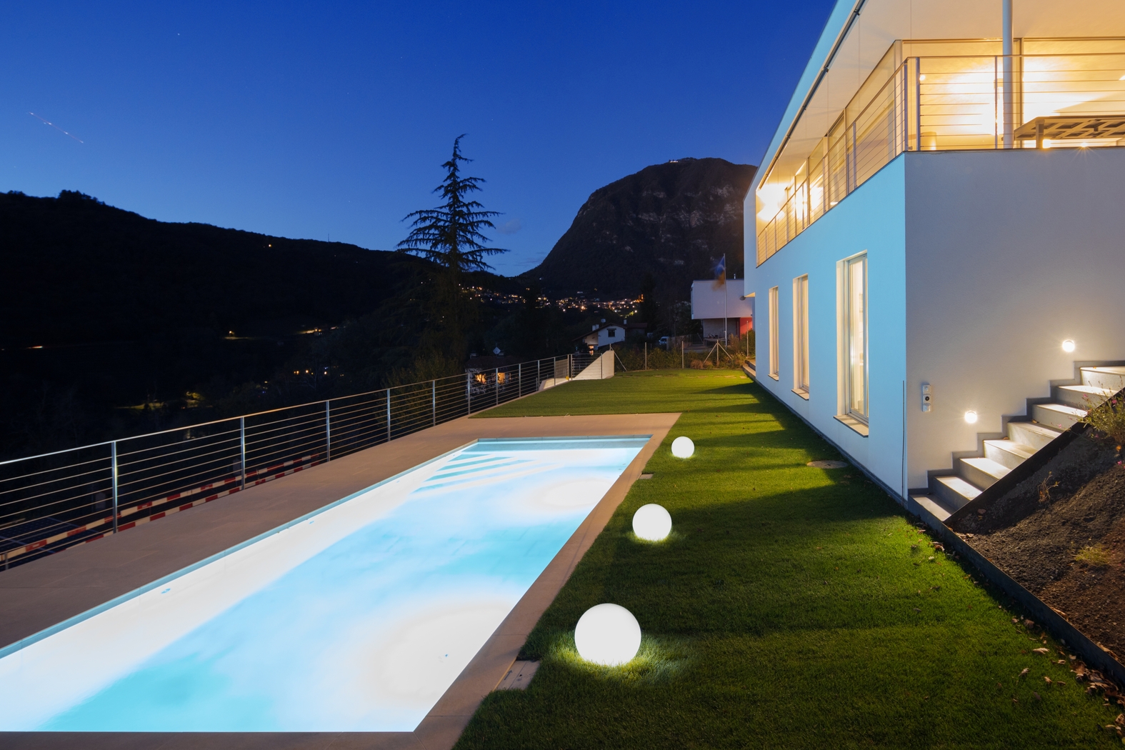 Uvari Way Indoor/Outdoor White Rechargeable Lantern - Thumbnail - Image 6