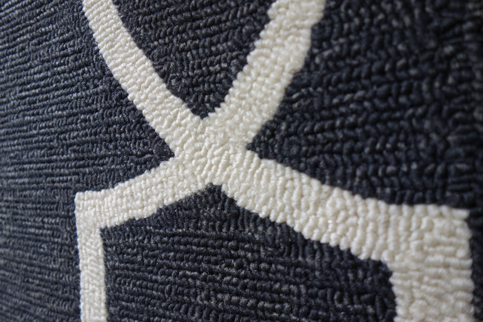 Valmack Black 5' x 7' Indoor/Outdoor Rug - Thumbnail - Image 8