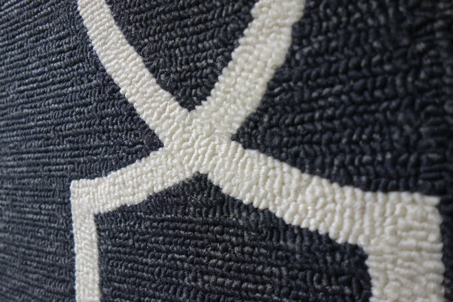 Valmack Black 8' x 11' Indoor/Outdoor Rug - Thumbnail - Image 8