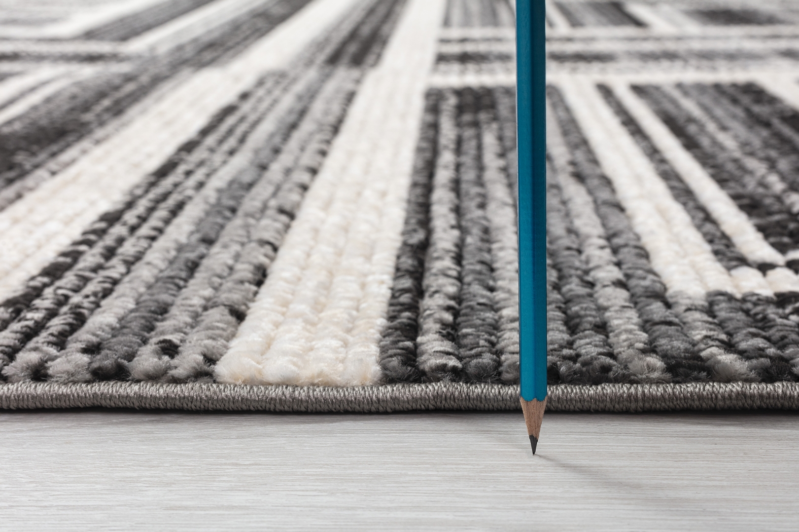 Valraine Black 5'7 x 7'7 Rug - Thumbnail - Image 7