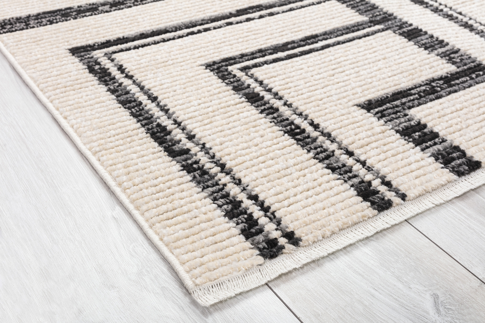 Valraine Ivory 5'7 x 7'7 Rug - Thumbnail - Image 4