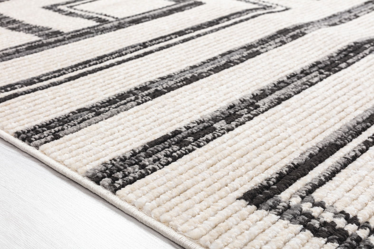 Valraine Ivory 5'7 x 7'7 Rug - Thumbnail - Image 6