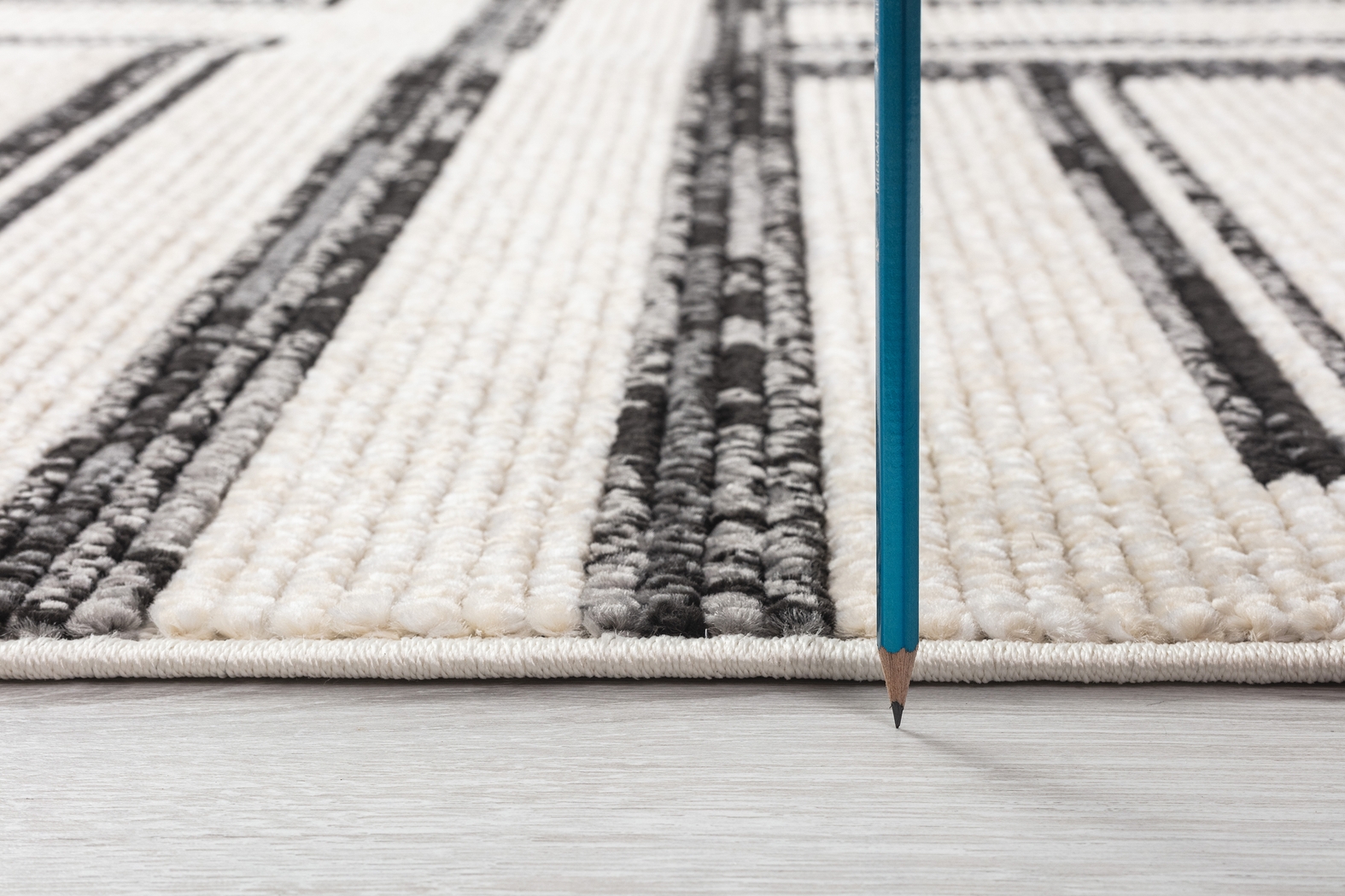 Valraine Ivory 5'7 x 7'7 Rug - Thumbnail - Image 7