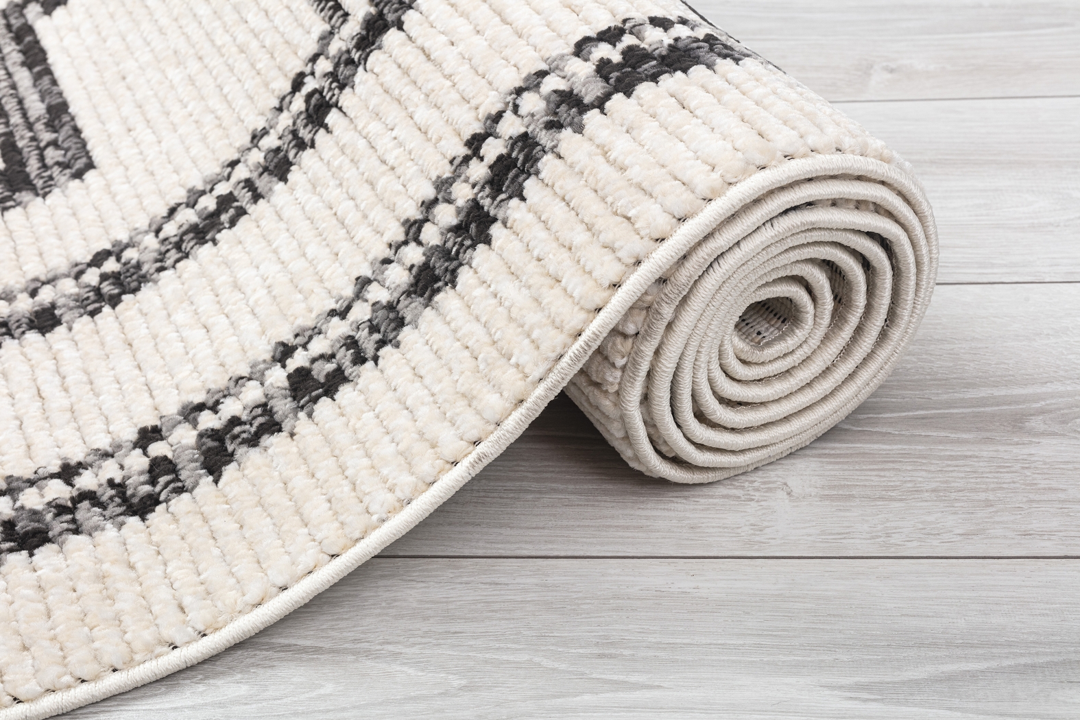 Valraine Ivory 5'7 x 7'7 Rug - Thumbnail - Image 8