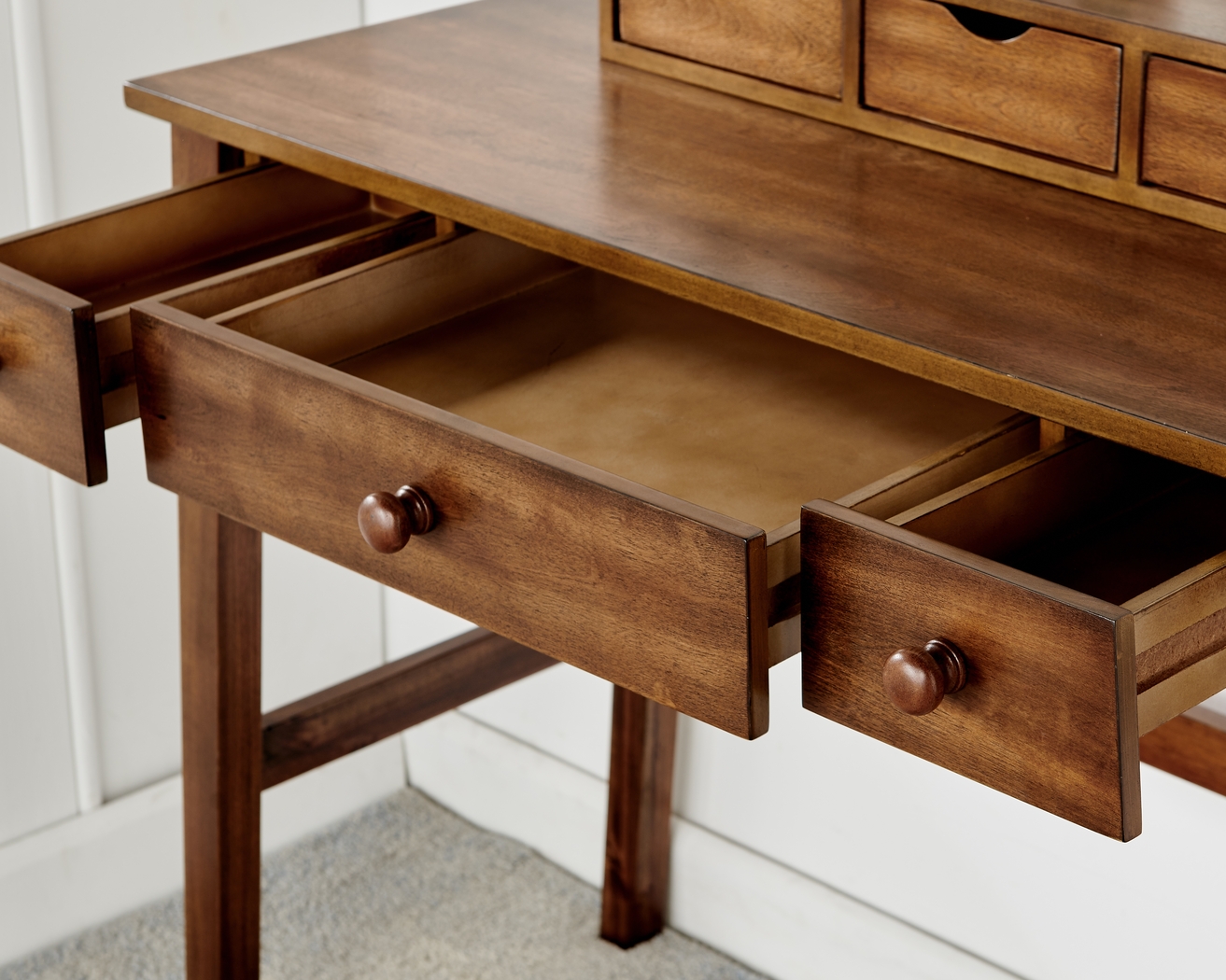 Varnum Brown Vanity Set - Thumbnail - Image 7