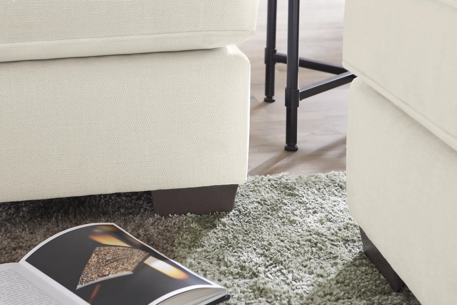 Wilkinson White 7 Pc Living Room with Gel Foam Sleeper Sofa - Thumbnail - Image 7