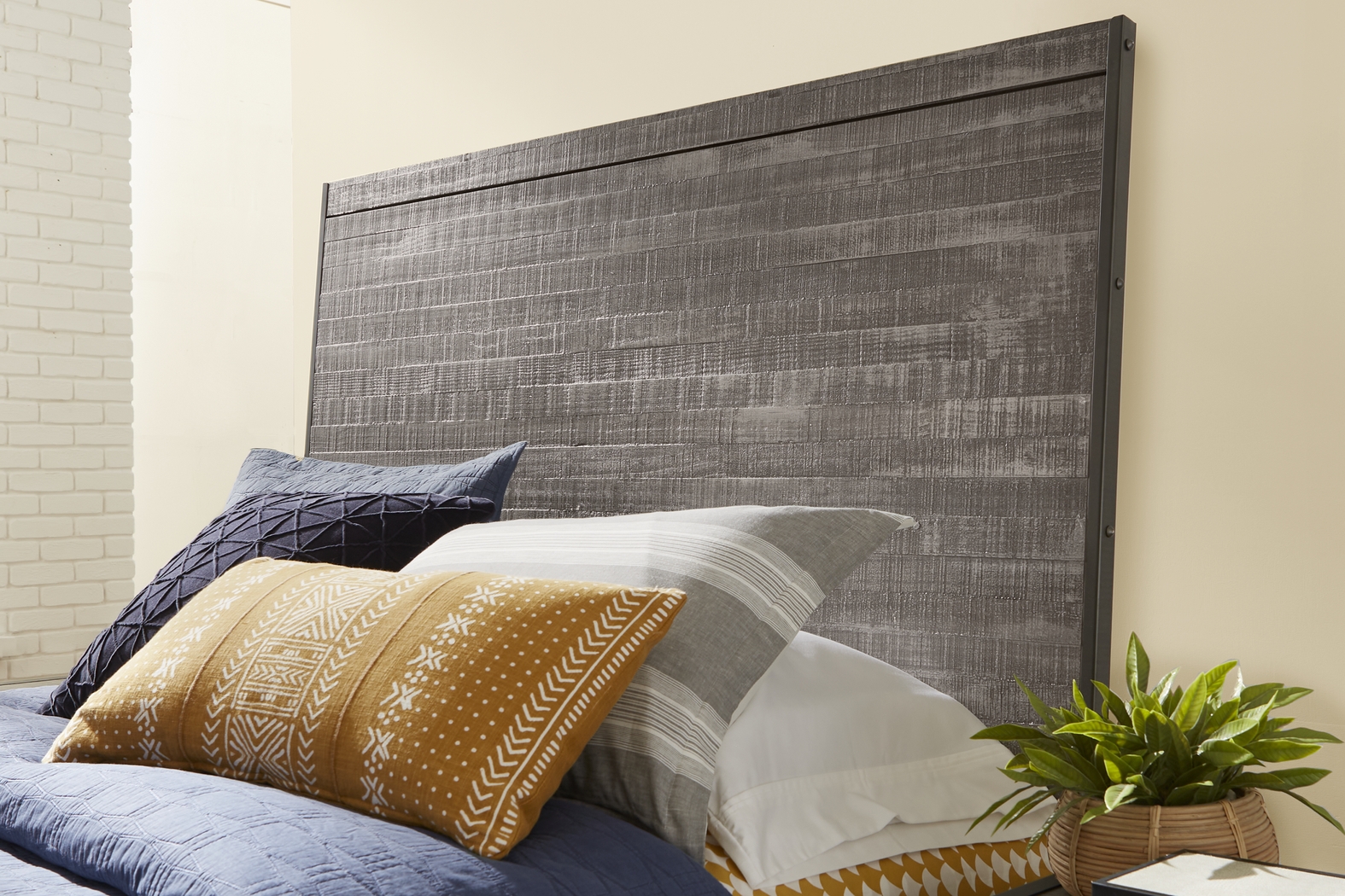 Wyatt Place Gray 7 Pc King Bedroom - Thumbnail - Image 3