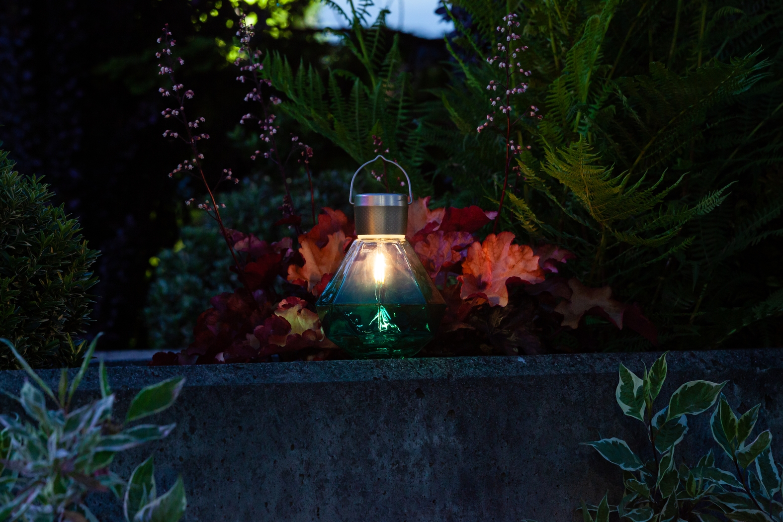 Yeser Cave Outdoor Emerald Solar Lantern - Thumbnail - Image 12