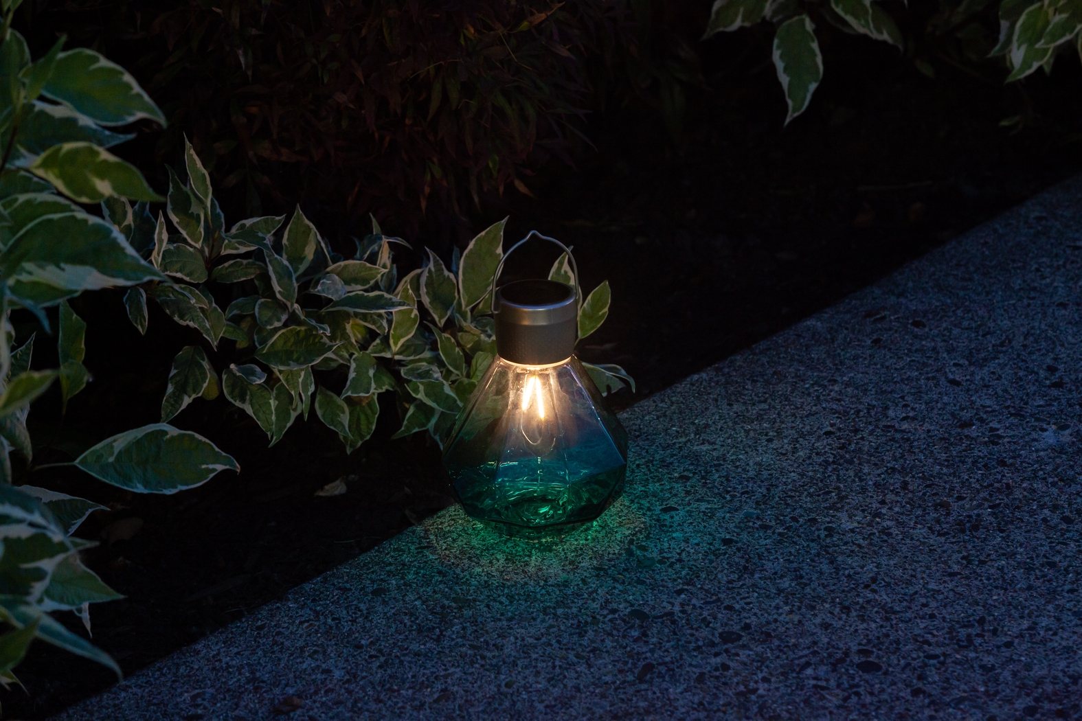 Yeser Cave Outdoor Emerald Solar Lantern - Thumbnail - Image 13