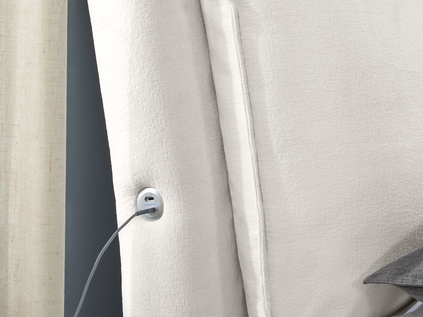 Easton Park Black 5 Pc Bedroom with York Mills White Upholstered King Bed - Thumbnail - Image 3