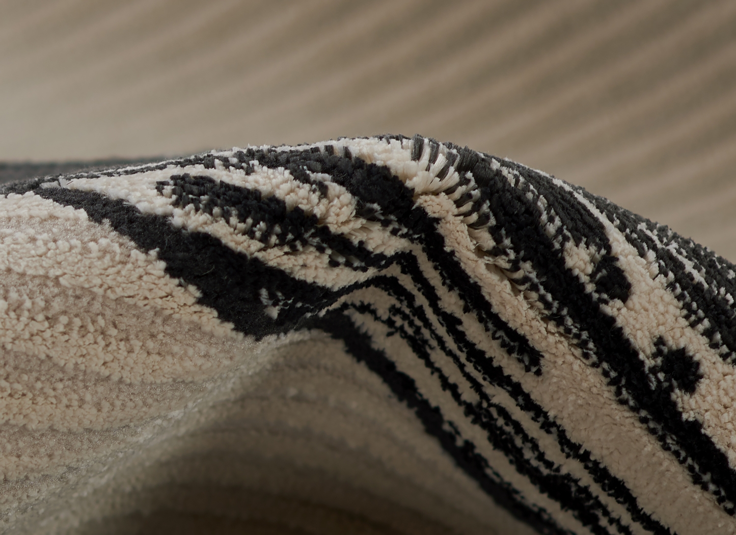 Zaver Off-White 7'10 x 9'10 Rug - Thumbnail - Image 7